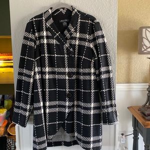 Ladies dress coat Color black & white very light and butter soft, worn once -Lg.